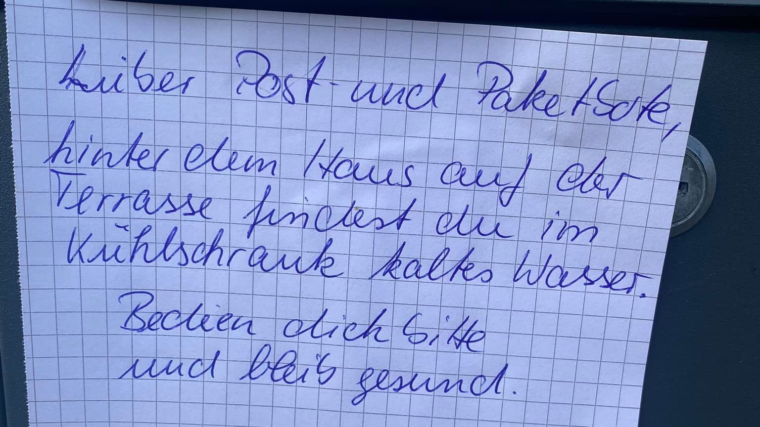 Für ihren Post- und Paketboten hat eine Frau in Hamburg eine kleine Erfrischung bereitgestellt. Für ihren Post- und Paketboten hat eine Frau in Hamburg eine kleine Erfrischung bereitgestellt.
