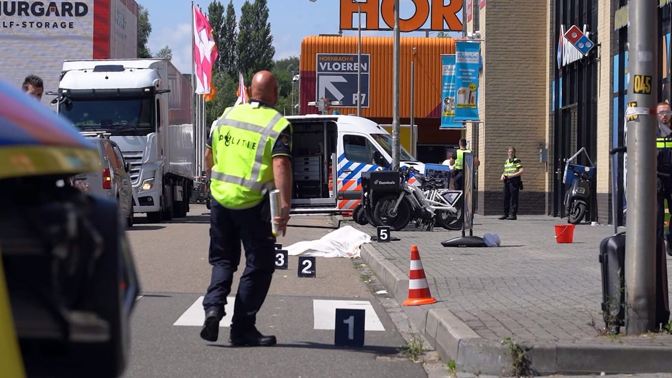 Der Tatort in Kerkrade: Zunächst nahm die Polizei einen Unfall an, jetzt geht sie von einem aus dem Ruder gelaufenen Betrug aus.