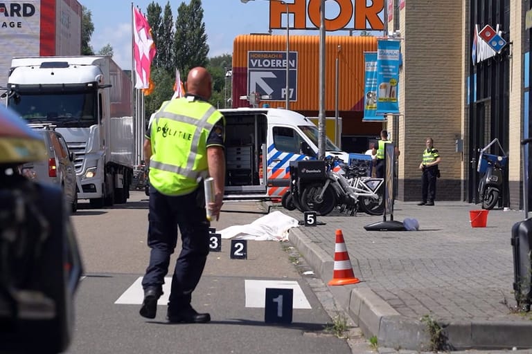 Der Tatort in Kerkrade: Zunächst nahm die Polizei einen Unfall an, jetzt geht sie von einem aus dem Ruder gelaufenen Betrug aus.