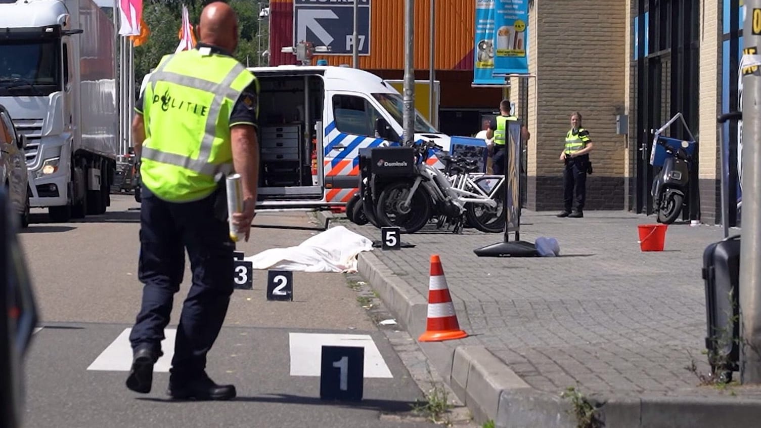 Der Tatort in Kerkrade: Zunächst nahm die Polizei einen Unfall an, jetzt geht sie von einem aus dem Ruder gelaufenen Betrug aus. Der Tatort in Kerkrade: Zunächst nahm die Polizei einen Unfall an, jetzt geht sie von einem aus dem Ruder gelaufenen Betrug aus.