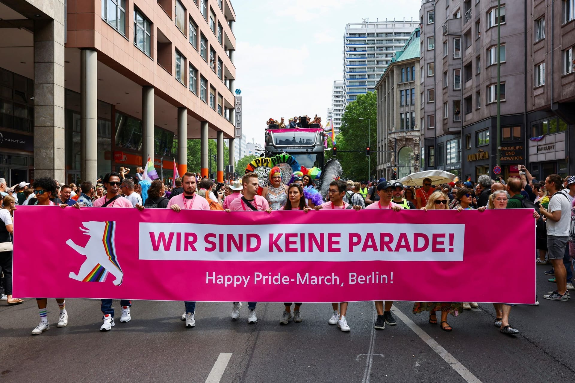 "Wir sind keine Parade" steht auf einem Banner: Er soll wohl trotz Musik und Party auf den Demo-Charakter des Zuges aufmerksam machen.