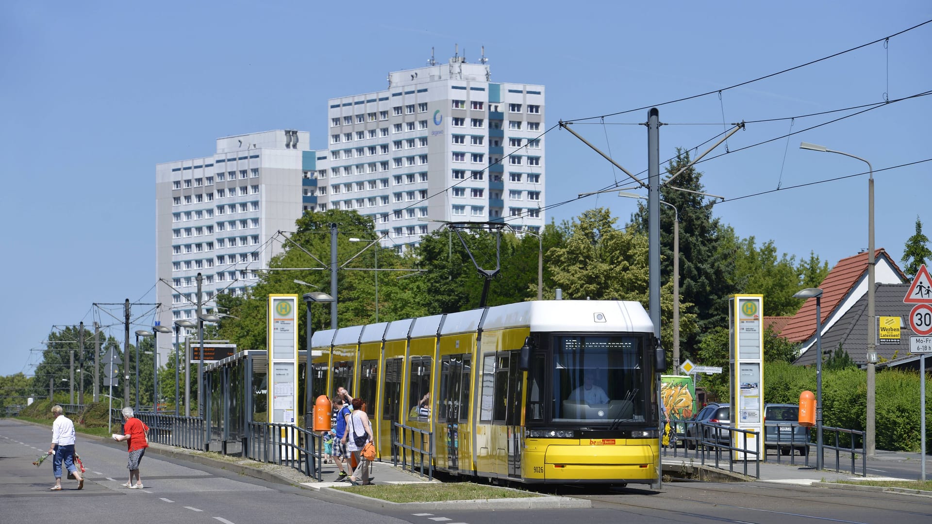 Straßenbahn in Marzahn (Archivbild): Die Frau starb noch vor Ort. Straßenbahn in Marzahn (Archivbild): Die Frau starb noch vor Ort.
