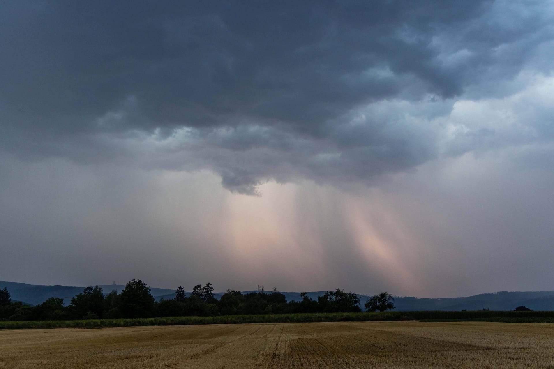 Ein Gewitterblitz ist bei einer Gewitterzelle (Symbolbild): In Niedersachsen werden zum Wochenstart Gewitter erwartet.