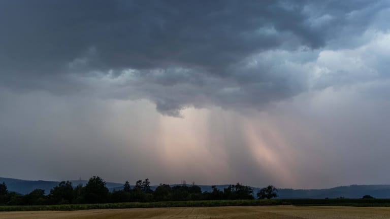 Ein Gewitterblitz ist bei einer Gewitterzelle (Symbolbild): In Niedersachsen werden zum Wochenstart Gewitter erwartet.