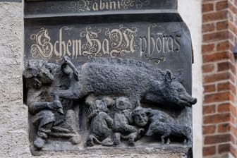 Eine als "Judensau" bezeichnete Schmähplastik an der Stadtkirche Wittenberg: Ein Kläger hat nun Verfassungsbeschwerde eingereicht.