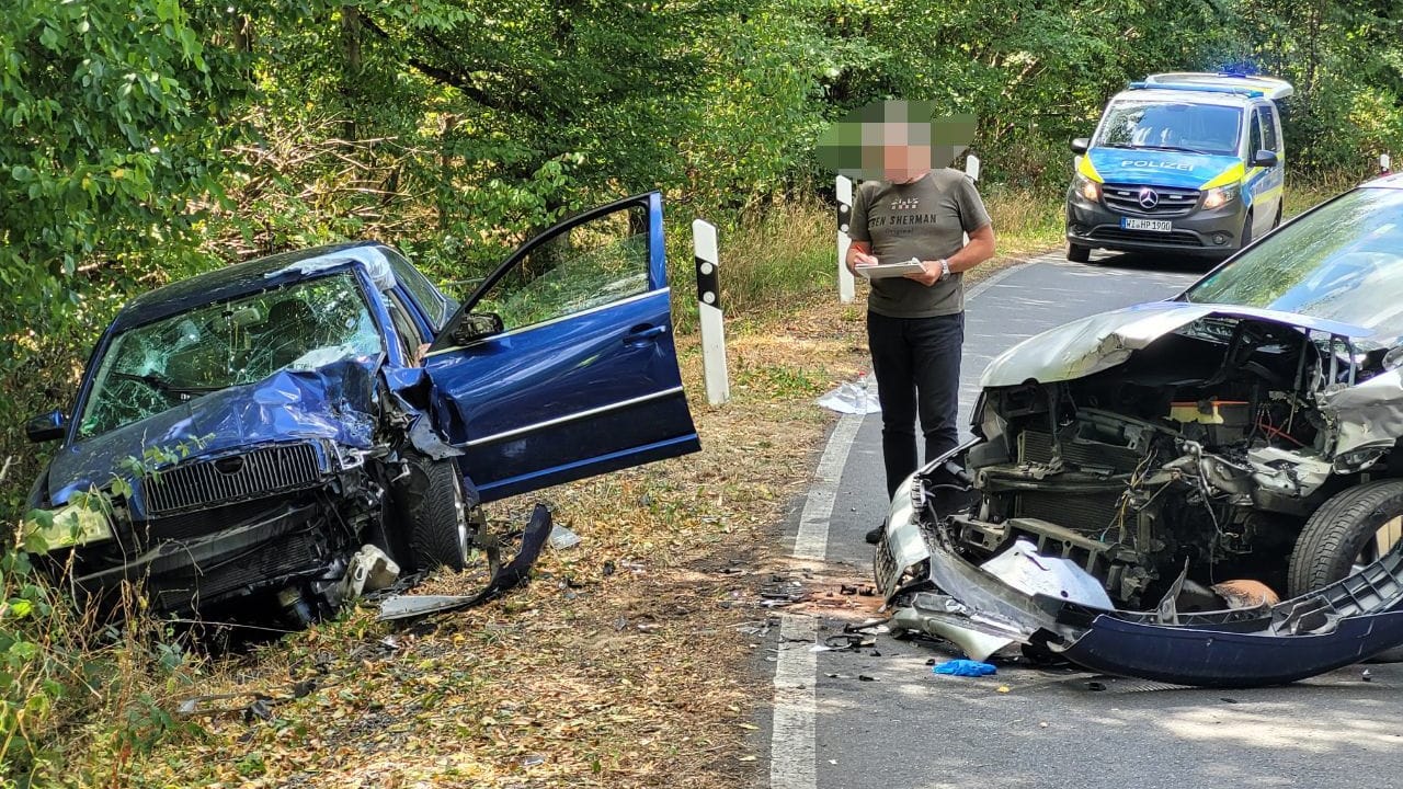 Die beiden Autowracks: Der Fahrer verlor in einer Kurve die Kontrolle über das Auto.