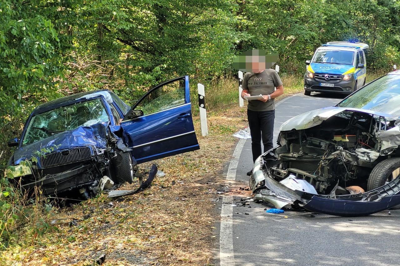 Die beiden Autowracks: Der Fahrer verlor in einer Kurve die Kontrolle über das Auto.