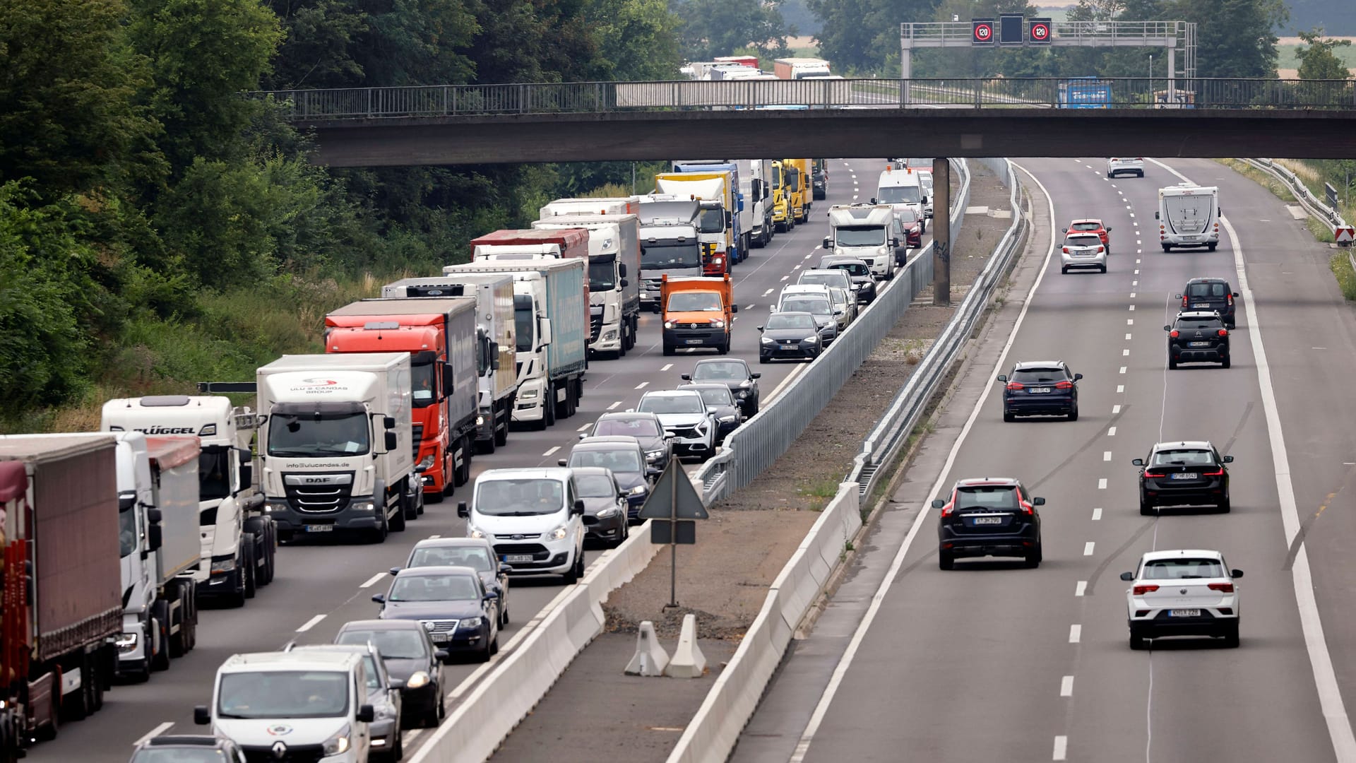 Autos in einem Stau bilden eine Rettungsgasse (Archivbild). Mit dem Start der Sommerferien müssen Reisende mit vielen Staus in Niedersachsen rechnen.