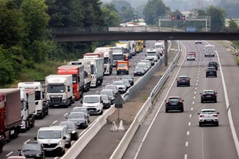 Autos in einem Stau bilden eine Rettungsgasse (Archivbild). Mit dem Start der Sommerferien müssen Reisende mit vielen Staus in Niedersachsen rechnen.