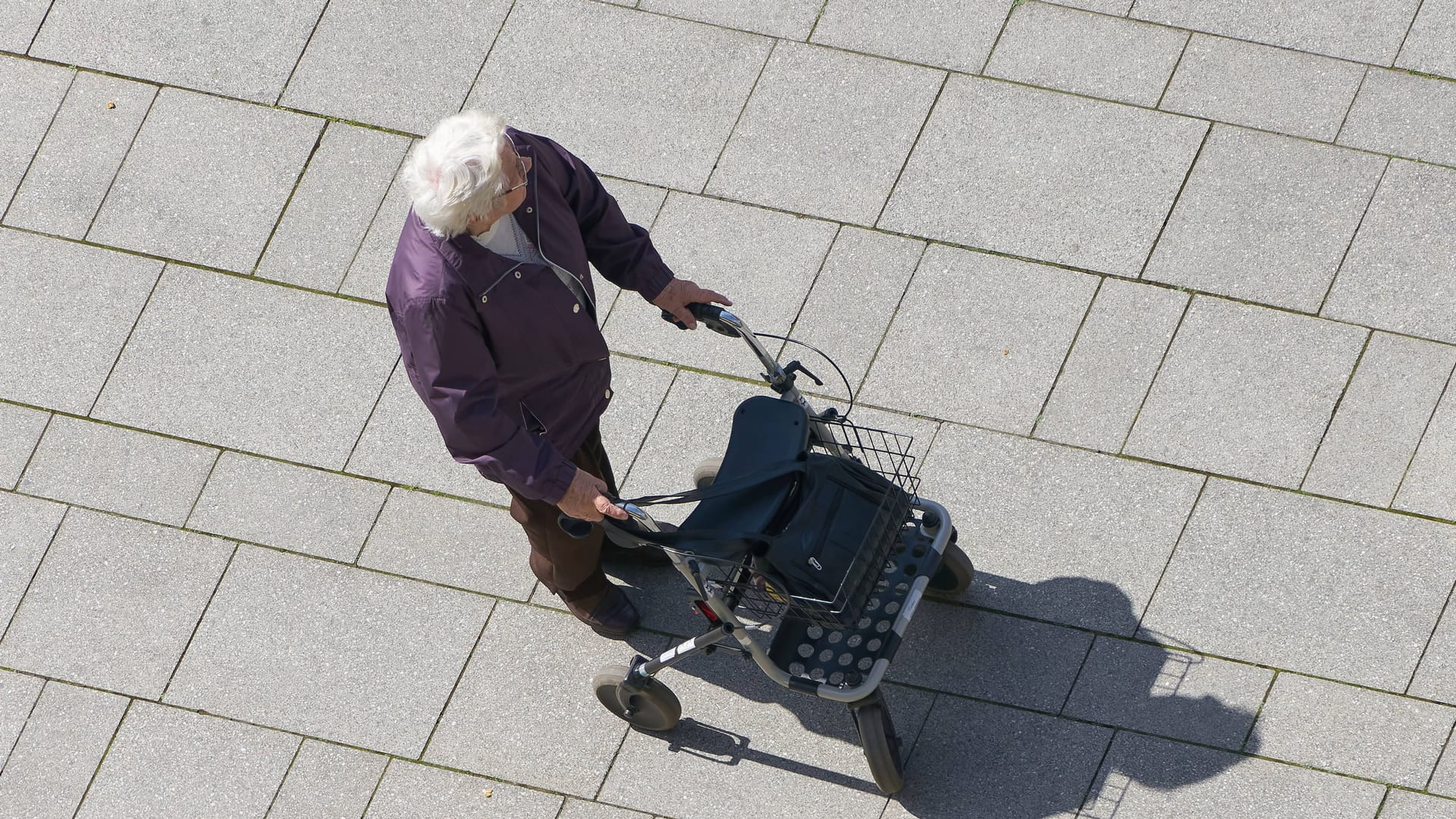 Rentnerin mit Rollator: Die Hitze setzt vor allem Älteren gesundheitlich zu.