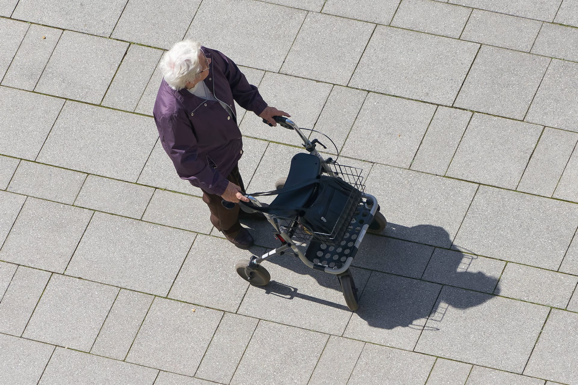 Rentnerin mit Rollator: Die Hitze setzt vor allem Älteren gesundheitlich zu.