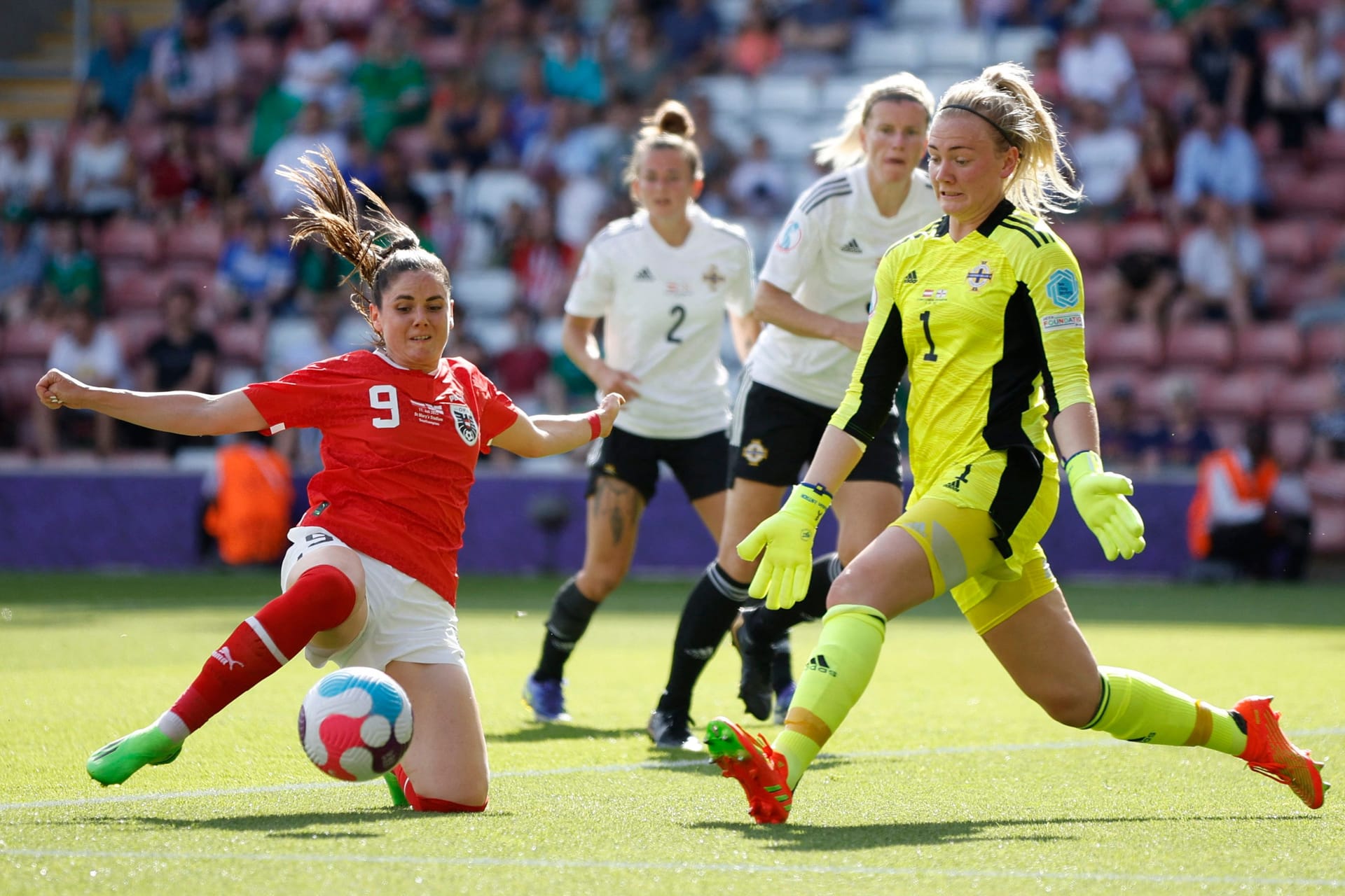 Sarah Zadrazil (l.) und Jackie Burns: Österreich ließ viele Chancen ungenutzt.