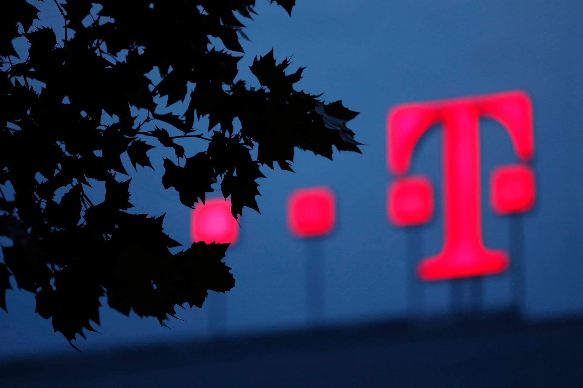 Das Telekom-Logo auf dem Standort in Bonn: Wegen beschäftigter Kabel kommt es in Niedersachsen und Bremen zu Störungen beim Surfen und Telefonieren.