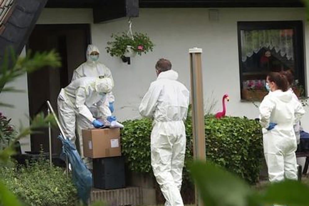 Mitarbeiter der Spurensicherung stehen vor einem Haus. (Archivbild) Warum mussten Sabine und Karsten U. sterben?