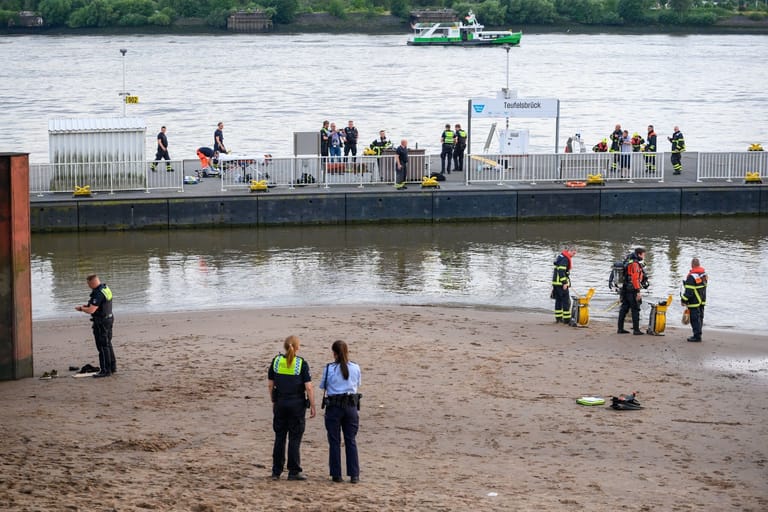 Einsatzkräfte stehen auf dem Anleger "Teufelsbrück" und am Ufer der Elbe (Archivbild): Hier ist Ende Juni ein Junge ertrunken.