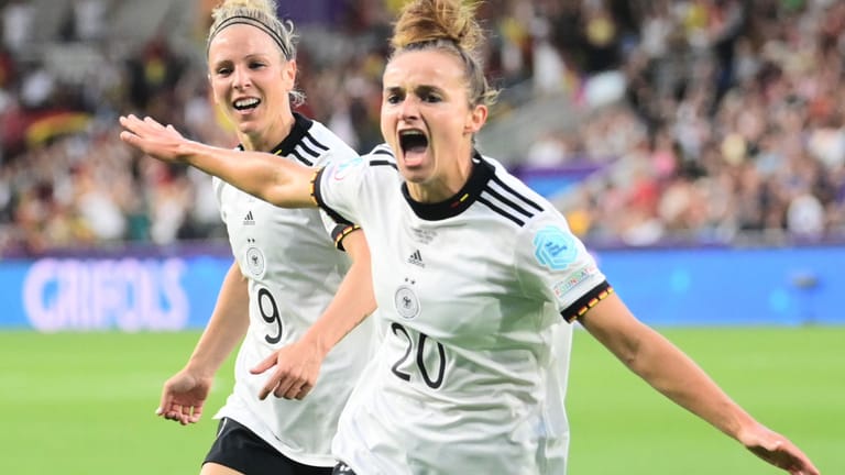 Lina Magull (re.): Die Bayern-Spielerin jubelt nach ihrem Treffer zum 1:0 gegen Österreich. Im Hintergrund: Svenja Huth.