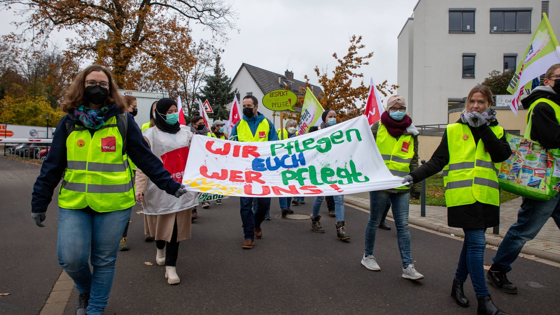 Beschäftigten der Uniklinik Bonn (Archivbild): Immer wieder protestieren sie für bessere Arbeitsbedingungen und mehr Lohn. Beschäftigten der Uniklinik Bonn (Archivbild): Immer wieder protestieren sie für bessere Arbeitsbedingungen und mehr Lohn.