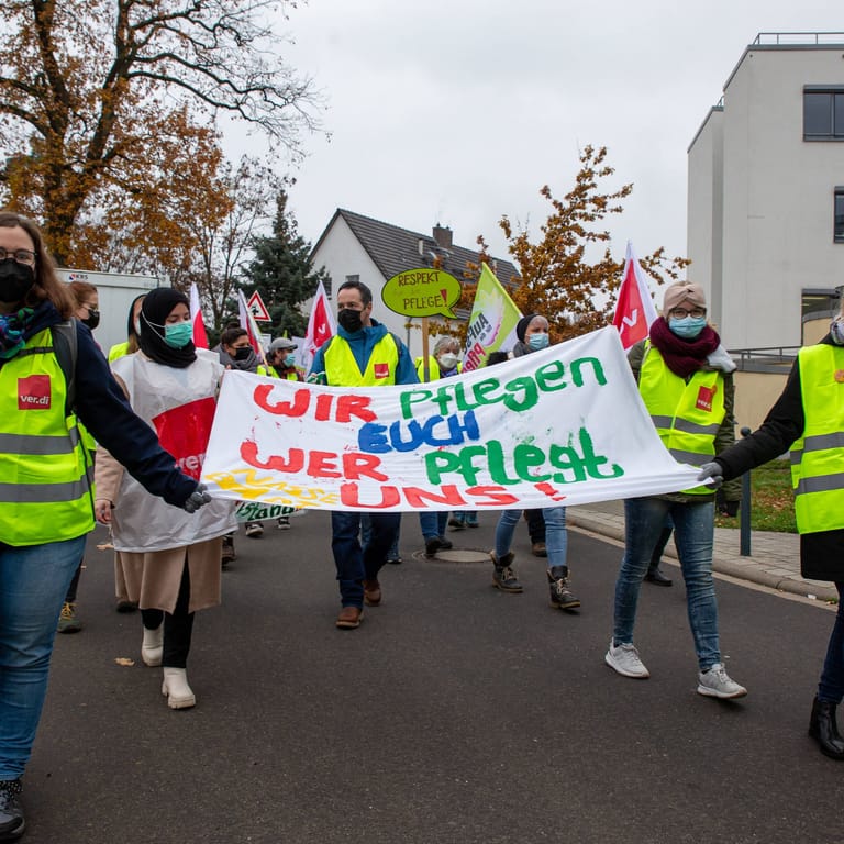 Beschäftigten der Uniklinik Bonn (Archivbild): Immer wieder protestieren sie für bessere Arbeitsbedingungen und mehr Lohn.