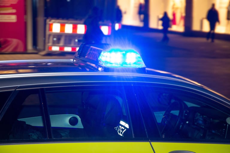 Blaulicht auf einem Polizeiwagen (Symbolbild): Der Ermittlungen zu der Tat dauern an.