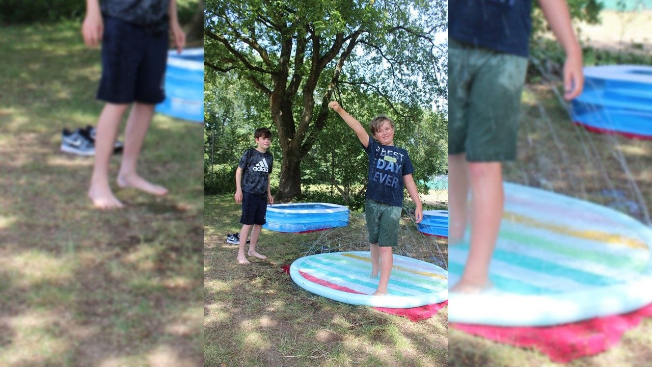 Ferienspiel-Teilnehmer Paul Theo (l.) und Lukas genießen zwischendurch eine Abkühlung.