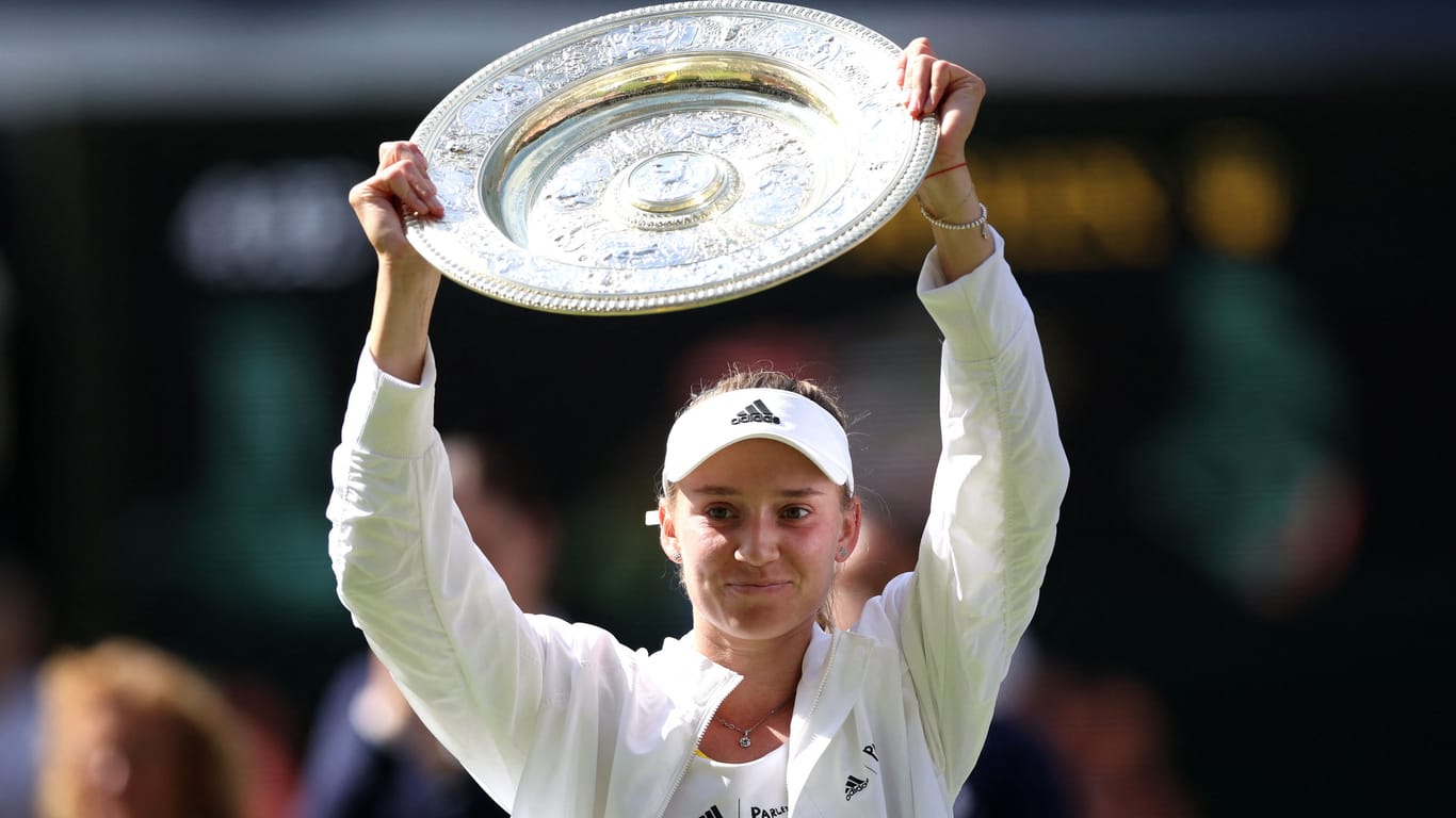 Strahlende Siegerin: Elena Rybakina mit der Trophäe von Wimbledon.