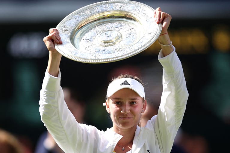 Strahlende Siegerin: Elena Rybakina mit der Trophäe von Wimbledon.