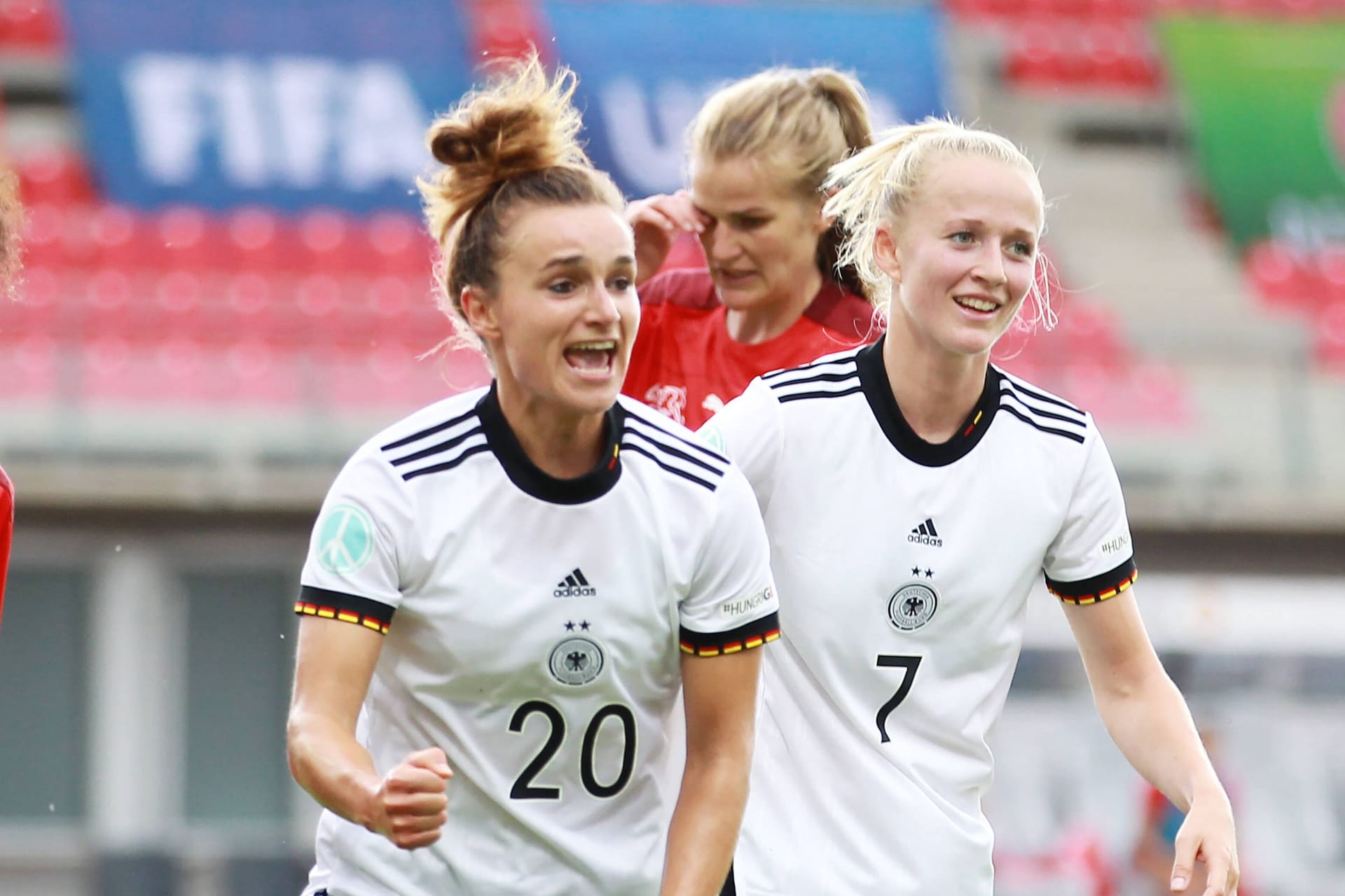 Lina Magull (Nummer 20) feiert ein Tor: Die deutsche Mannschaft zählt bei dem Turnier zu den Favoritinnen.