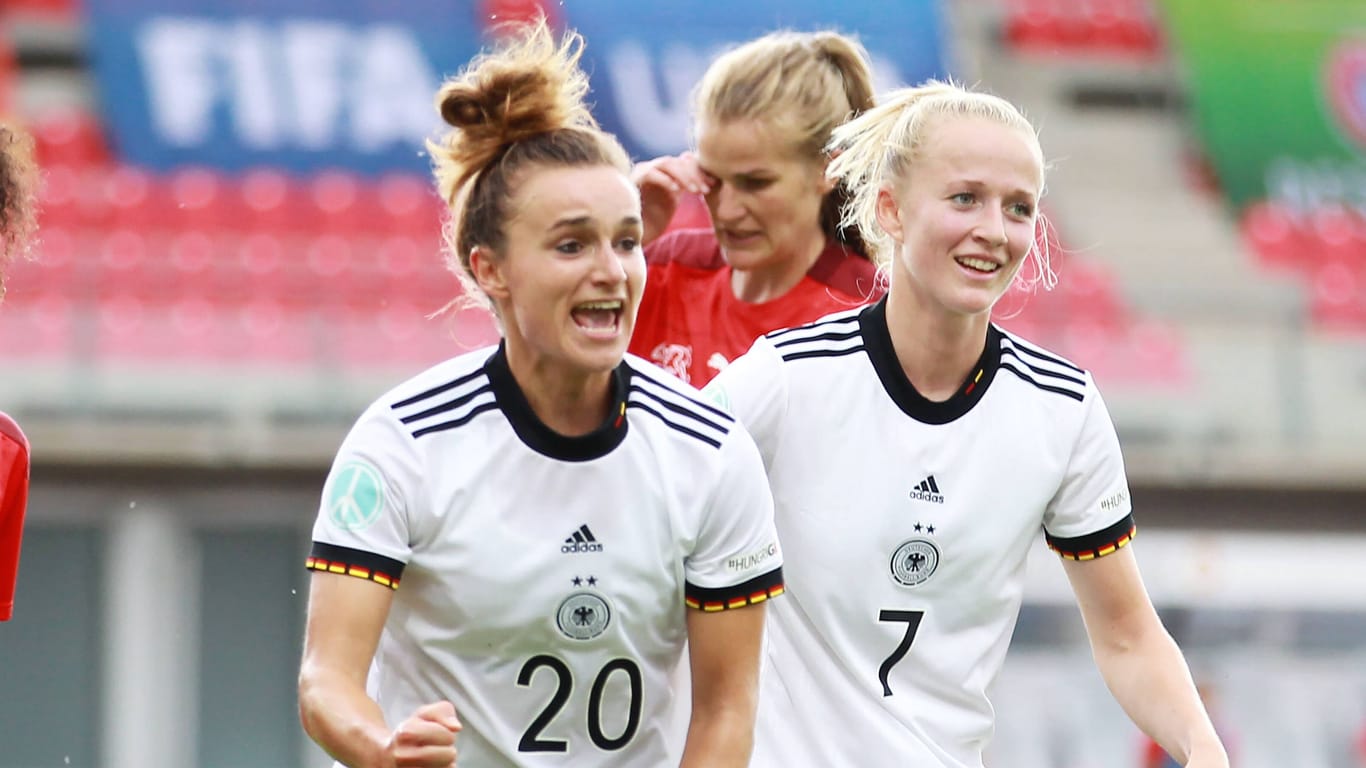 Lina Magull (Nummer 20) feiert ein Tor: Die deutsche Mannschaft zählt bei dem Turnier zu den Favoritinnen.