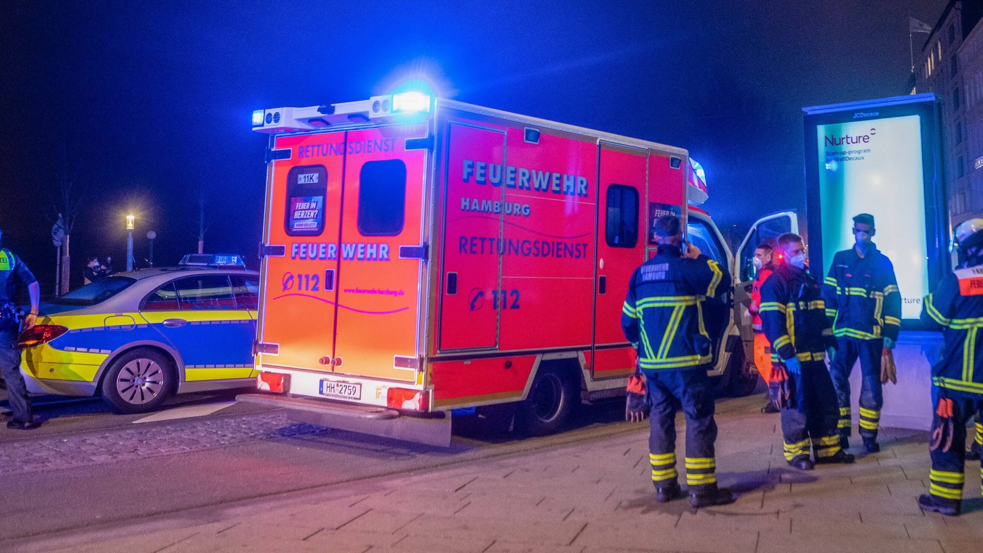 Ein Rettungswagen und Einsatzkräfte stehen am Jungfernstieg (Symbolbild). Ein Rettungswagen und Einsatzkräfte stehen am Jungfernstieg (Symbolbild).