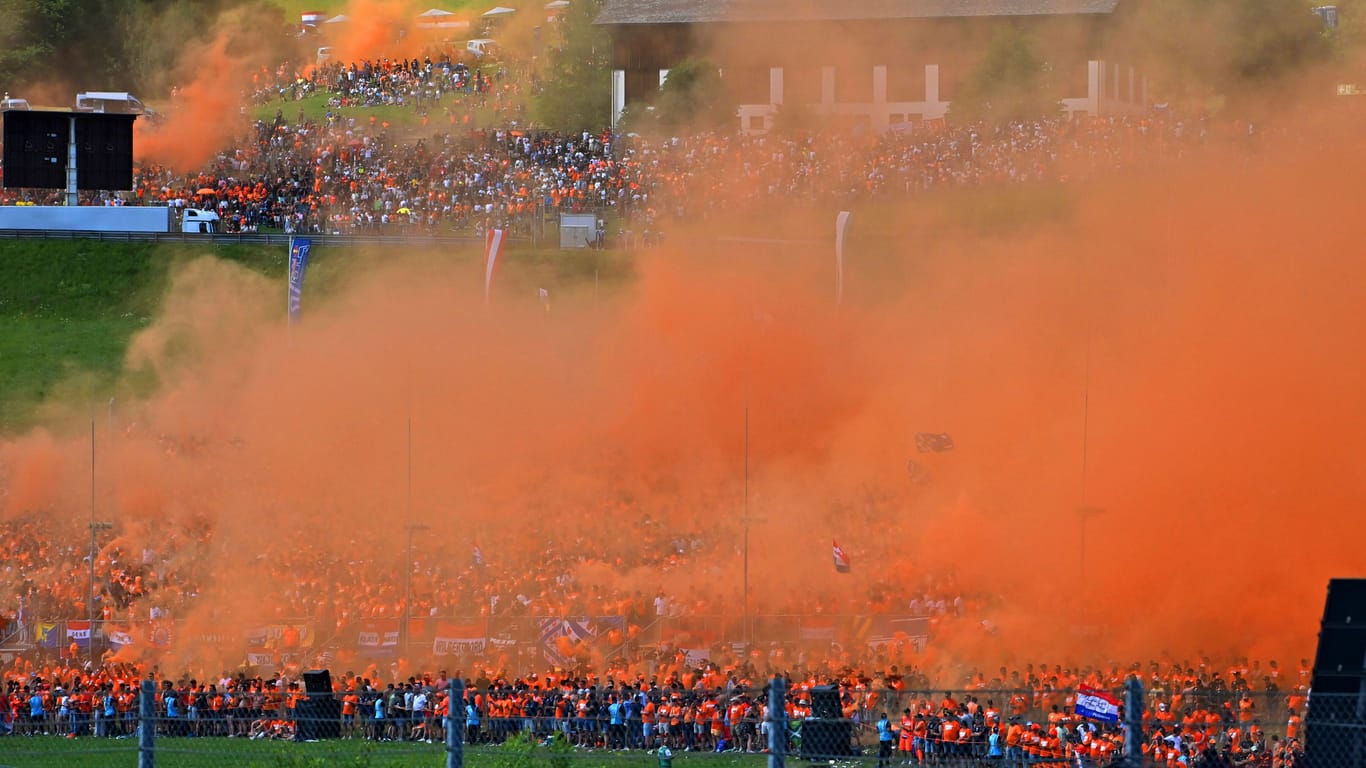 "Orange Army": Die Fans von Max Verstappen hüllen den Großen Preis von Österreich in orangenen Rauch.