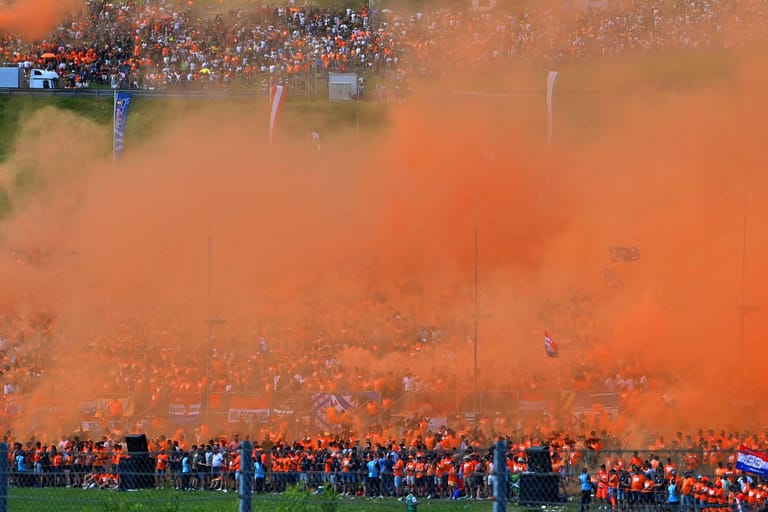 "Orange Army": Die Fans von Max Verstappen hüllen den Großen Preis von Österreich in orangenen Rauch.