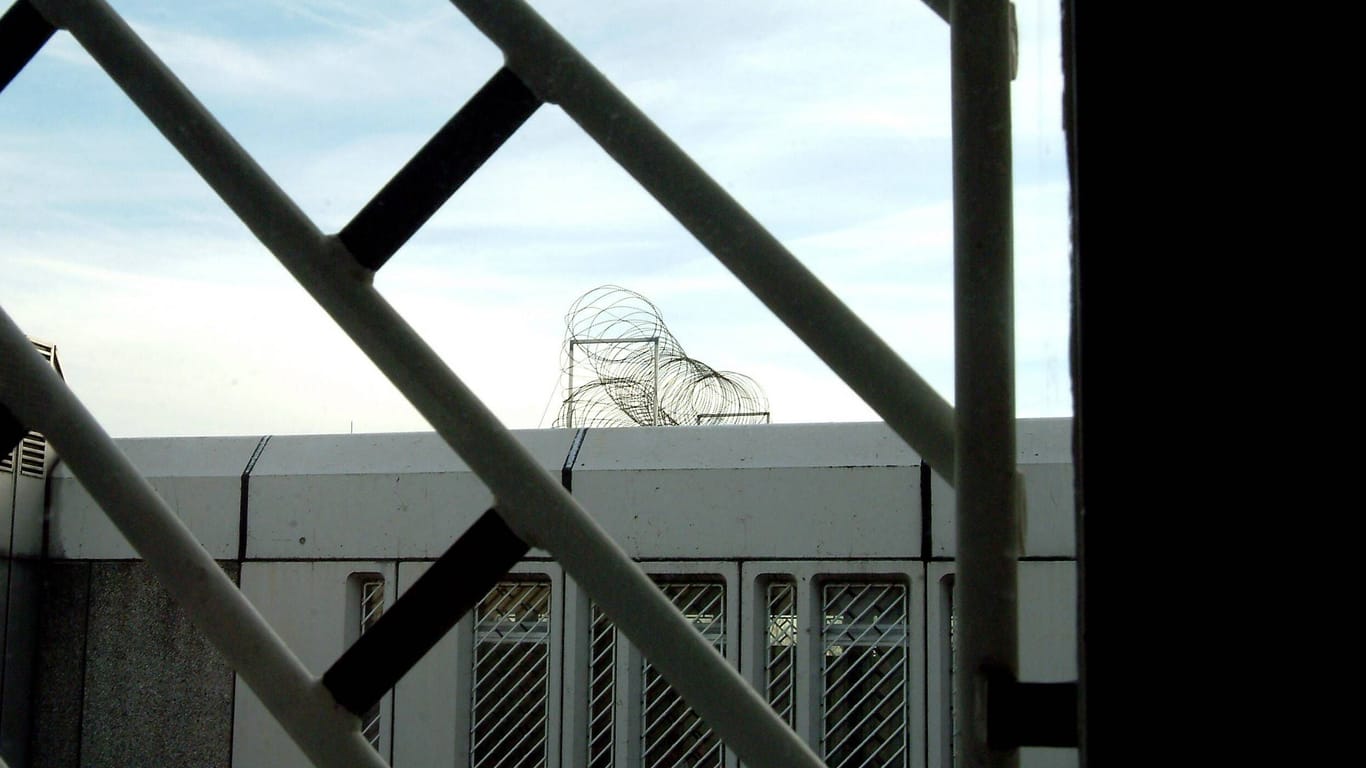 Ausblick aus dem Gefängnis (Symbolbild): Ein Gefängniswärter in den USA soll männlichen Insassen Zugang zu den Zellen der weiblichen Insassen verschafft haben.