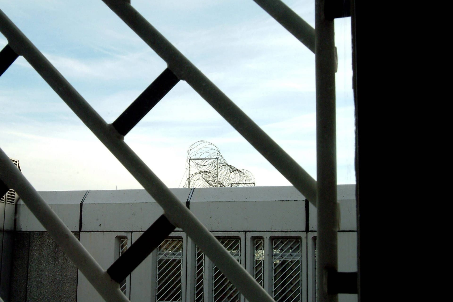 Ausblick aus dem Gefängnis (Symbolbild): Ein Gefängniswärter in den USA soll männlichen Insassen Zugang zu den Zellen der weiblichen Insassen verschafft haben.