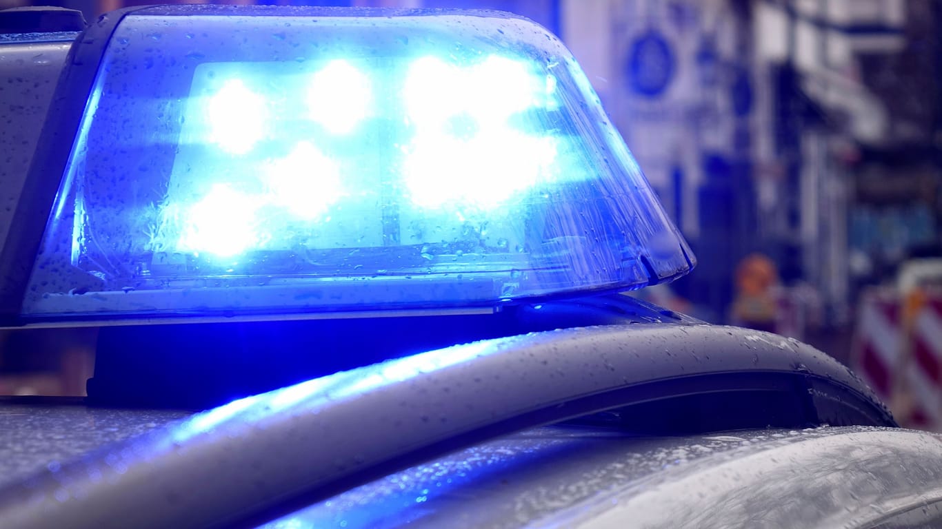 Ein Polizeiauto bei einer Einsatzfahrt (Symbolbild). In Hannover-Herrenhausen soll es zu einer rassistischen Attacke gekommen sein.
