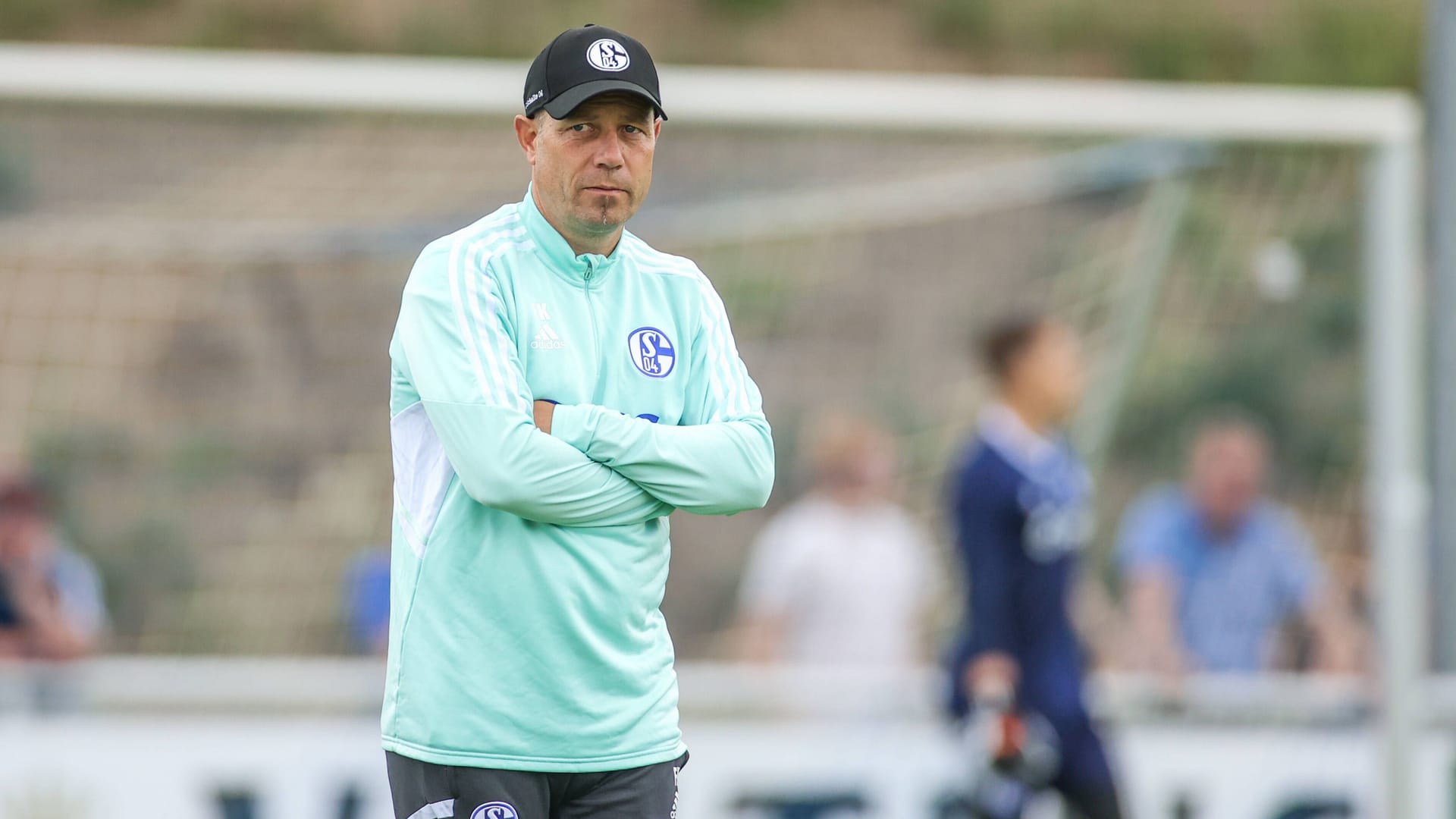 Frank Kramer, Trainer von Schalke 04, nimmt die Kaltwasser-Situation beim DFB-Pokal mit Humor. Frank Kramer, Trainer von Schalke 04, nimmt die Kaltwasser-Situation beim DFB-Pokal mit Humor.