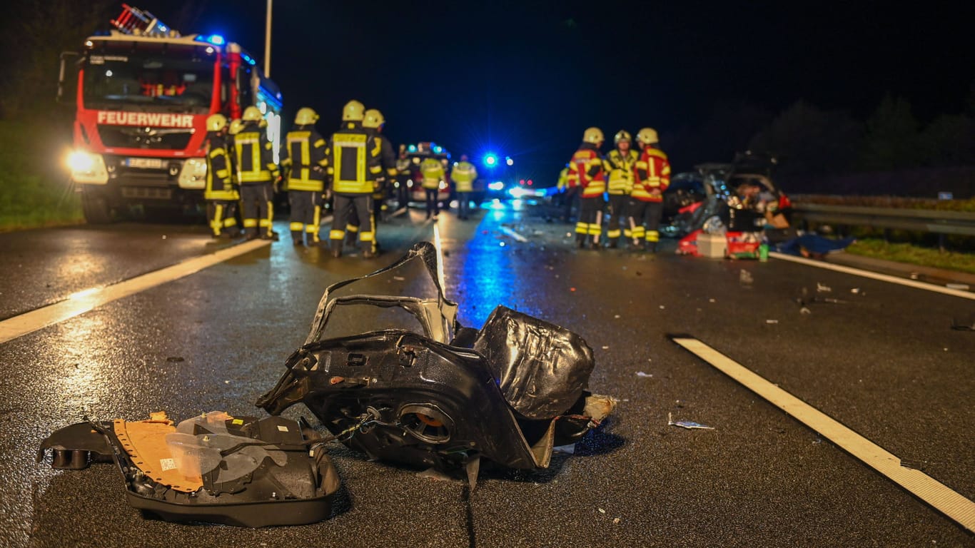 Einsatzkräfte nach einem Verkehrsunfall (Symbolbild): Die Reanimationsmaßnahmen am Unfallort waren erfolglos.