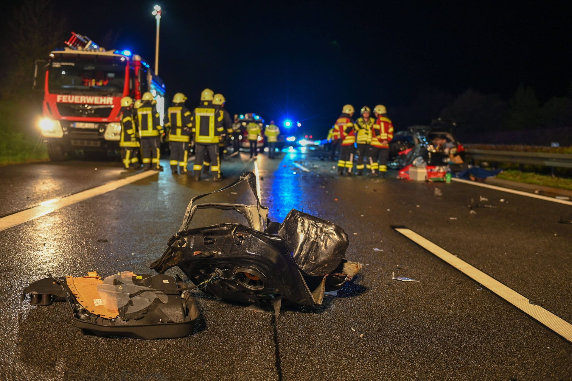 Einsatzkräfte nach einem Verkehrsunfall (Symbolbild): Die Reanimationsmaßnahmen am Unfallort waren erfolglos.