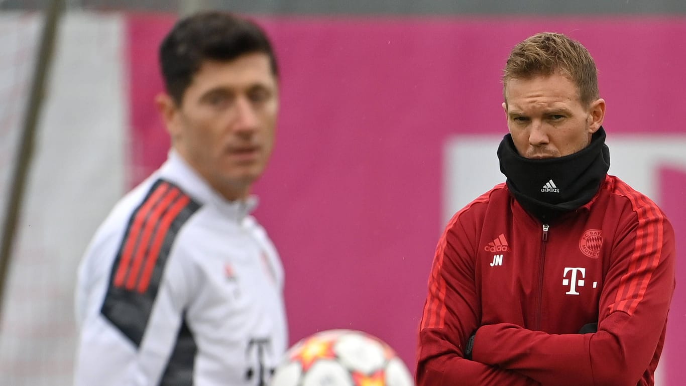 Julian Nagelsmann und Robert Lewandowski: Der Trainer baut seine Aufstellungen in der kommenden Saison ohne Bayerns Torjäger.