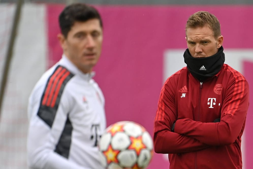 Julian Nagelsmann und Robert Lewandowski: Der Trainer baut seine Aufstellungen in der kommenden Saison ohne Bayerns Torjäger.