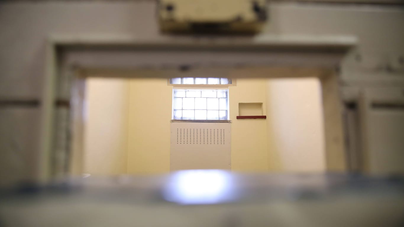 Eine Gefängniszelle (Symbolbild). Nach einer Bluttat in Uetze bleibt eine 57-Jährige in Untersuchungshaft.