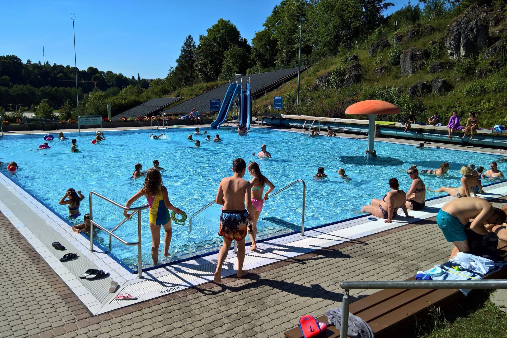 Badegäste in einem Schwimmbecken (Symbolbild): Der Junge war mit seinen Geschwistern im Schwimmbad.