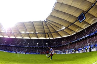 Das Dach des Volksparkstadions (Archivbild): Bis 2023 müssen die Reparaturen stattgefunden haben.