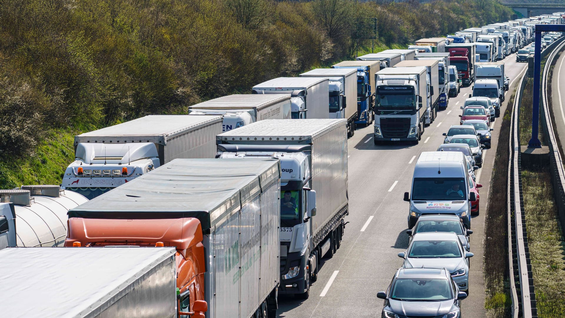 Ein Stau auf der A1 (Symbolbild): Nach einem Unfall bei Schwerte brauchen Autofahrer viel Geduld. Ein Stau auf der A1 (Symbolbild): Nach einem Unfall bei Schwerte brauchen Autofahrer viel Geduld.