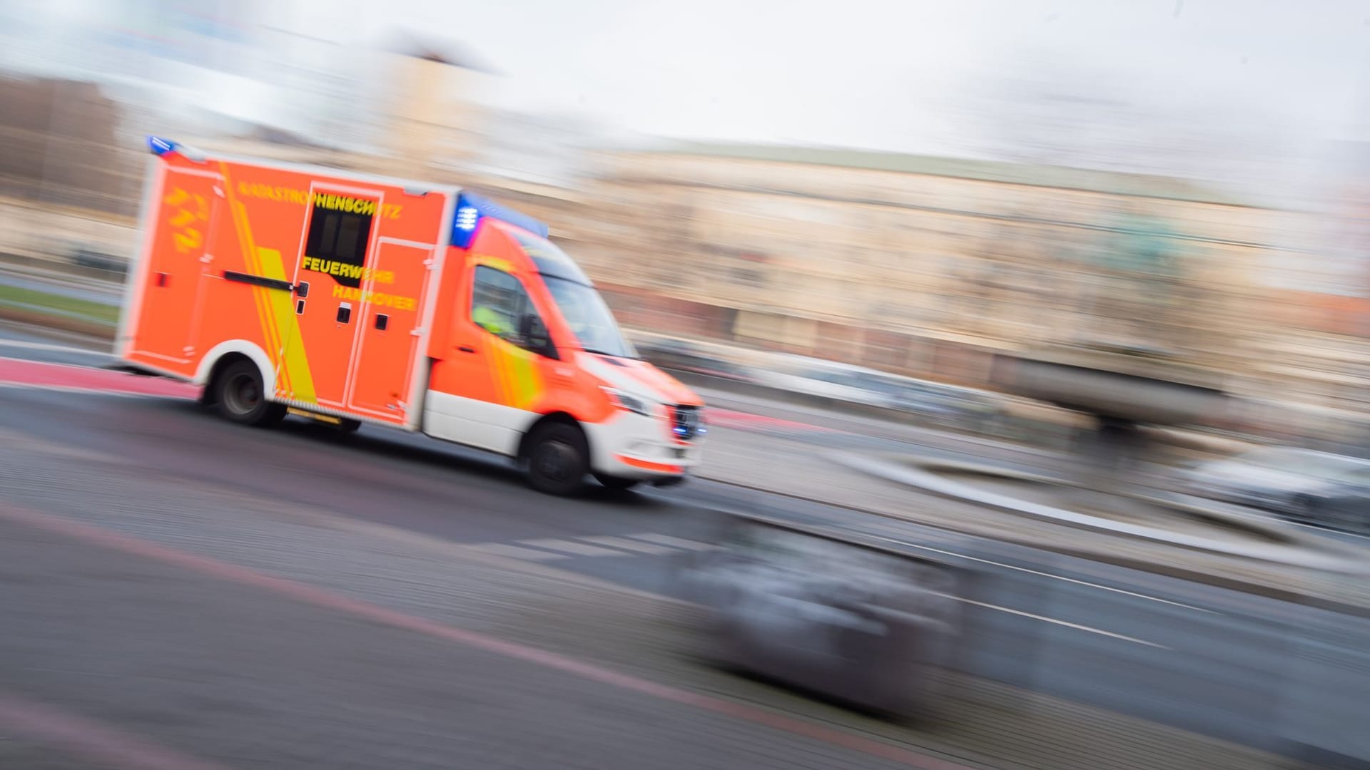 Ein Krankenwagen mit Blaulicht (Symbolbild): Eine Berufsschülerin erlitt eine Wunde im Oberschenkel.