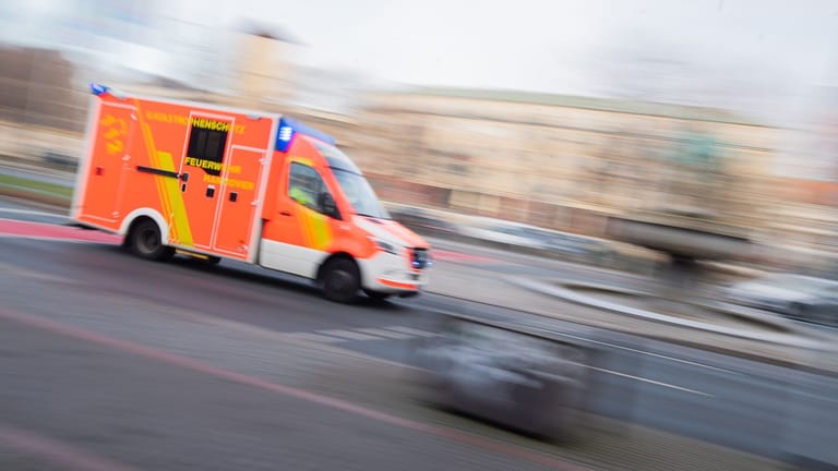 Ein Krankenwagen mit Blaulicht (Symbolbild): Sanitäter brachten die Verletzten ins Krankenhaus.