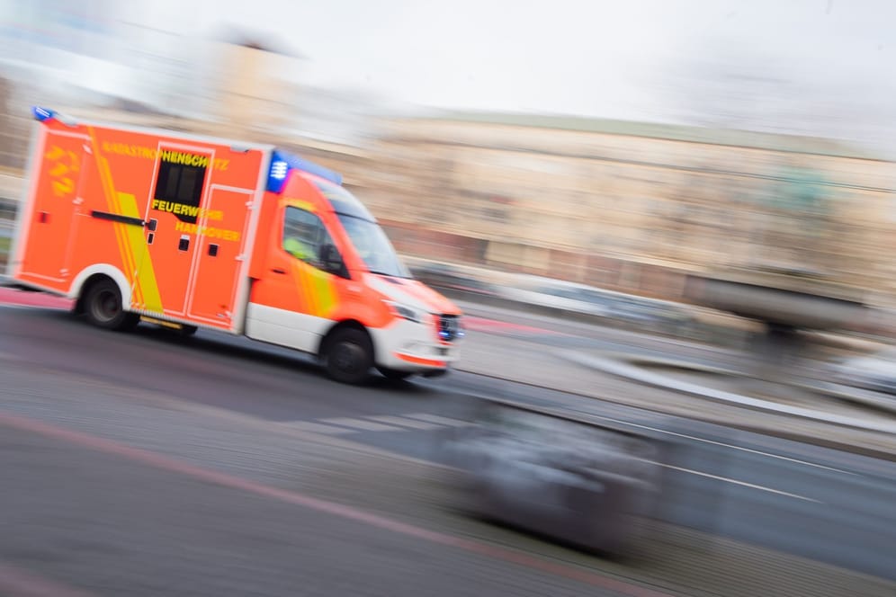 Ein Krankenwagen mit Blaulicht (Symbolbild): Eine Berufsschülerin erlitt eine Wunde im Oberschenkel.