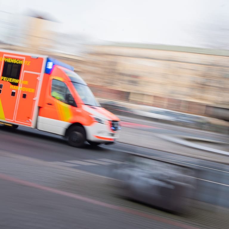 Ein Krankenwagen mit Blaulicht (Symbolbild): Mit schweren Verletzungen wurde eine Radfahrerin in Ludwigsburg in ein Krankenhaus eingeliefert.