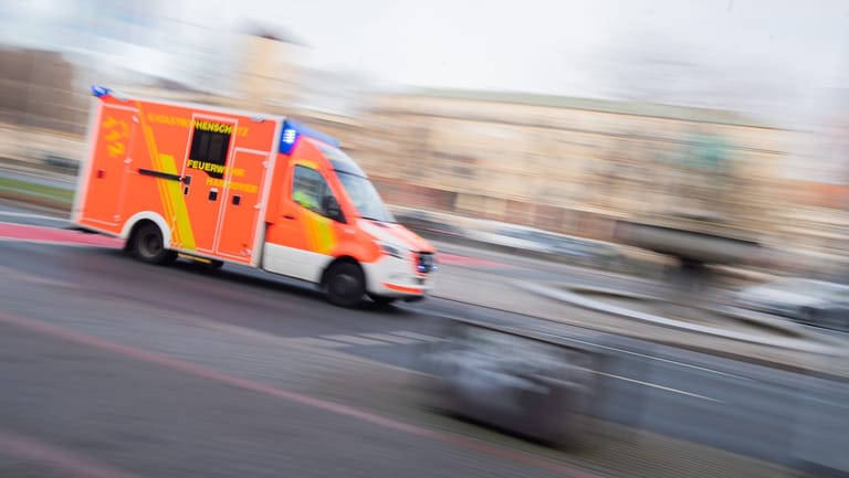 Ein Krankenwagen mit Blaulicht (Symbolbild): Für den Mann kam jede Rettung zu spät.