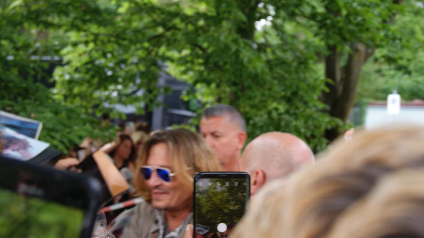 Spontan besucht Johnny Depp die wartenden Fans vor der Halle.