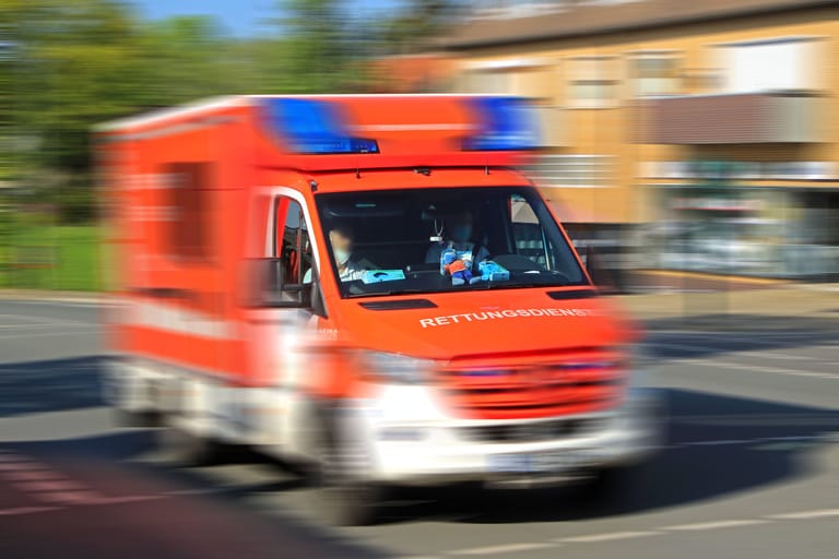 Ein Rettungswagen während der Fahrt (Archivbild): In Gelsenkirchen ist ein Kleinkind nach einem Unfall gestorben.